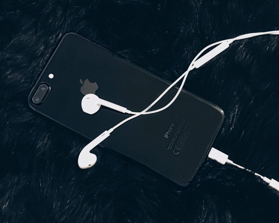 Iphone 7 Plus preto brilhante e fone de ouvido - Iphone 7 plus jet black and earphones - flatlay